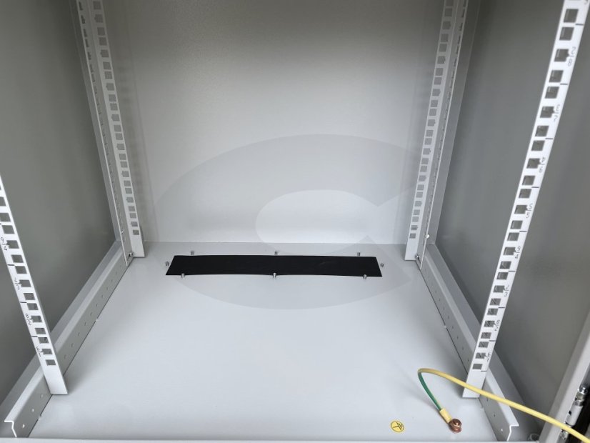 19" venkovní rozvaděč 6U š.600mm hl. 400mm, krytí IP55, dveře plechové, vertikální lišty