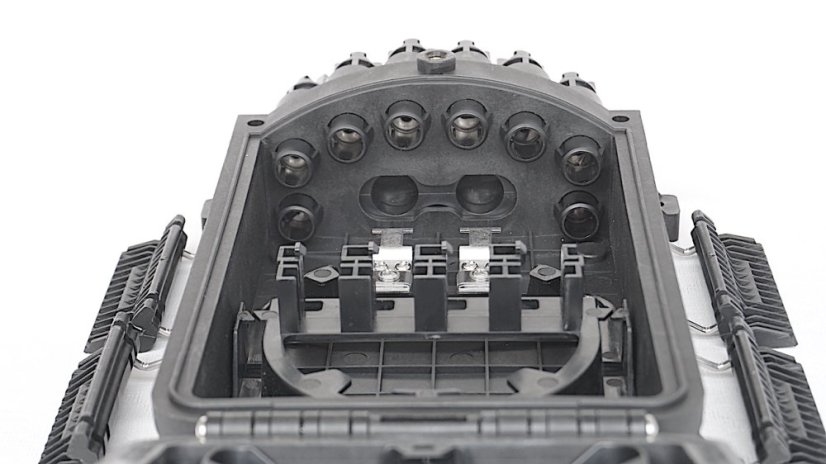 Venkovní optická spojka pro 12 vláken, detail průchodky uvnitř