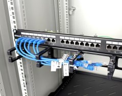 19‘‘ vyvazovací panel 1U, 5 x plastový háček