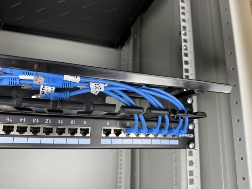 19‘‘ vyvazovací panel s plastovou lištou 1U, průchozí