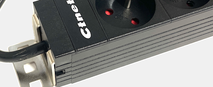 PDU napájecí panely s otočnými držáky