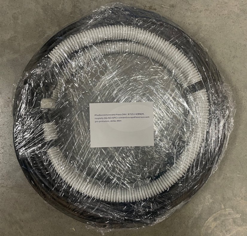 Předkonektorovaná trasa 24vl. 9/125 J-V(BN)H, rozplety SC/UPC v chráničce opatřené koncem pro protažení, délka 44m