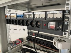 Acar S8 - 3m,19“ rozvodný panel, 8xCZ, přepěťová ochrana, vypínač, RAL9005 Acar S8 - 3m,19“ rozvodný panel, 8xCZ, přepěťová ochrana, vypínač, RAL9005