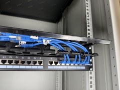 19‘‘ vyvazovací panel s plastovou lištou 1U, průchozí