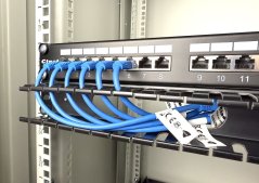 RAB-VP-X02-A1 - 19‘‘ vyvazovací panel 1U, jednostranná plastová lišta průchozí, detail