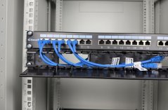 19“ vyvazovací panel typ LinkBasic plast.lišta výklopná 1U